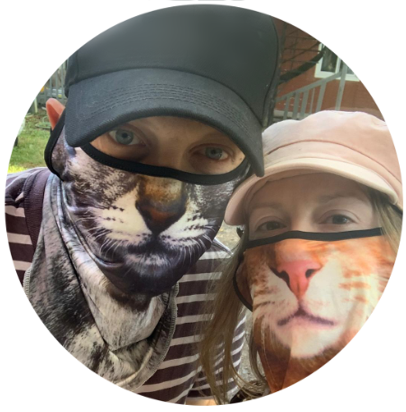 Lisa et Albert de l'Attrape-chat, avec leurs masques de chats